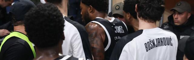 Haos u Areni, Tajrik Džons pobesneo i umalo se potukao sa navijačem posle Fenera, Grobari pokazali uz koga su