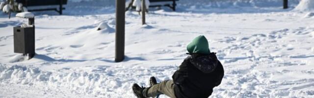 ODLOŽEN POČETAK DRUGOG POLUGODIŠTA: Balkan zavejan, deca u OVIM ŠKOLAMA neće u ponedeljak u klupe