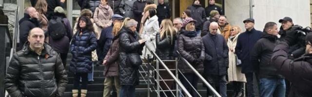 Šok - Evo ko je govorio na protestu ispred TOK, reagovao i Mrdić: On vodi politiku sa čovekom koji štiti ubice Miše Ognjanovića