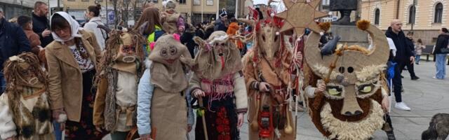BELE POKLADE održane u Kragujevcu: Maskirani mališani sa roditeljima prodefilovali od Velikog parka do Trga vojvode Radomira Putnika