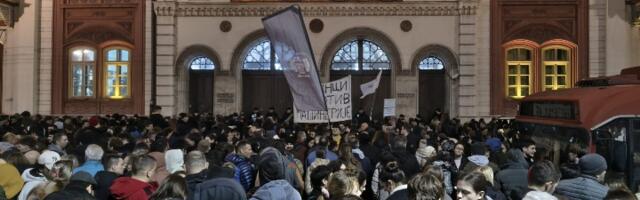 Snimak iz vazduha okupljenih na skupu ispred Rektorata (VIDEO)