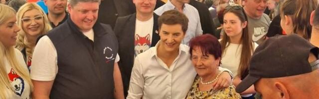 Ana Brnabić posetila Drenovac: Pogledajte kako ju je dočekao narod (FOTO)