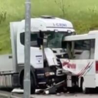 TEŠKA SAOBRAĆAJNA NESREĆA KOD MRKONJIĆ GRADA! Sudarili se kamion i autobus: Jedna osoba poginula, deset povređeno (FOTO)