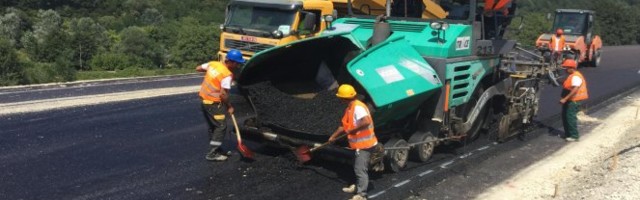 Kolone vozila na izlazu iz zemlje, na putevima brojni radovi i obustave saobraćaja