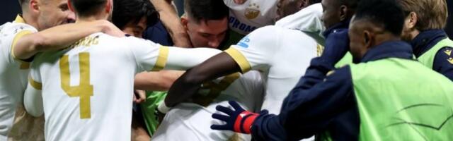 NAPADNUT AUTOBUS ZVEZDE U NOVOM PAZARU! Crveno-bele čuva policija