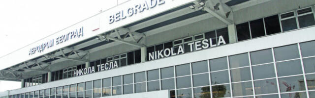 HAOS NA AERODROMU "NIKOLA TESLA"! Nemica bacala kolica za prtljag, pa uništila policijska kola!