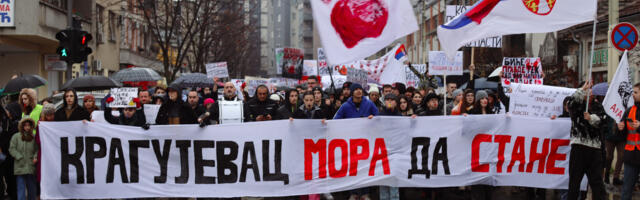 Tokom protesta čovek sa prozora pokazivao srednji prst demonstrantima, policajac ga oterao (VIDEO)
