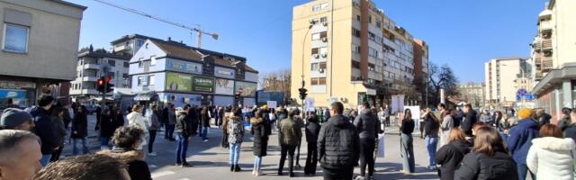 Kragujevčani na raskrsnici kod "Uzora" odali poštu žrtvama novosadske tragedije i aktivisti Milošu Srejoviću (FOTO)