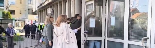 Policija ne pušta građane na sednicu Skupštine, opština zasuta jajima (VIDEO)