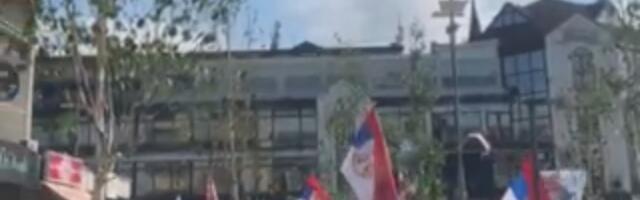 Srednjoškolci koji pešače na protest do Novog Sada krenuli iz Inđije (VIDEO)