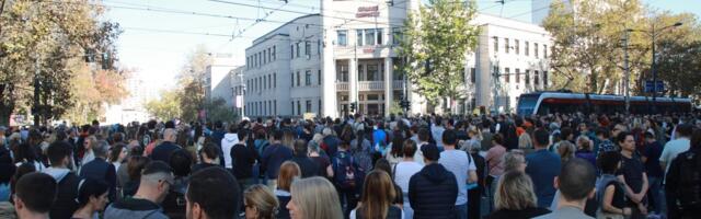 ŠTA SE KRIJE IZA OPŠTEG HAOSA U BLOKADERSKOM FRONTU? Kao deca kad igraju muzičke stolice - trče u krug da zadnjica ne ostane da visi! BITKA ZA MESTA U SKUPŠTINI