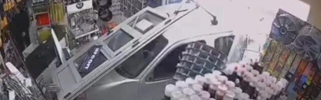AUTOMOBIL ULETEO U PRODAVNICU U LAZAREVCU Strašan snimak sa sigurnosnih kamera: Radnici za dlaku izbegli smrt
