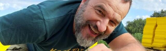 Uhvatio zmiju za glavu kao od šale: Jezda pokazao delić raskošnog imanja koje ne prodaje ni za živu glavu (Foto)