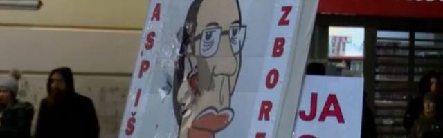 Čačani gađali Vučićev lik grudvama i jajima (VIDEO)