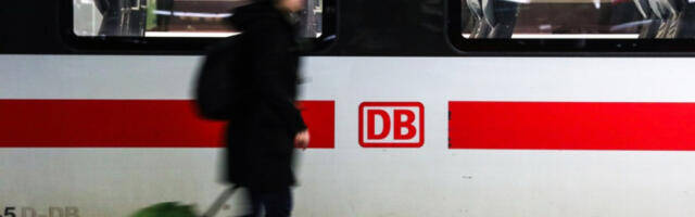 Путници у возу у Немачкој затворили у тоалет маскираног мушкарца с ножем и петардама