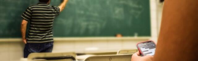 UČENICIMA SLEDI KAZNA! Ovih pet škola u Beogradu donelo novo pravilo - Jedan uređaj smeju da uključe samo POD JEDNIM USLOVOM