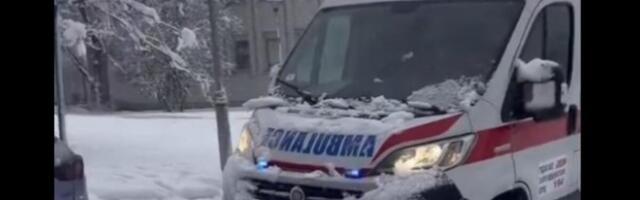 Ovakva bahatost nije viđena u celoj Srbiji: Parkirao na rampi, blokirao kola Hitne pomoći, bezobrazluk (VIDEO)