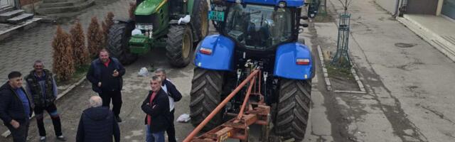 Poljoprivrednici iz Rače traktorima blokirali zgradu opštine u Karađorđevoj ulici