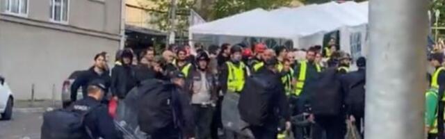 "Izašlo 8, ušlo 108": Snimljena nova kolona policajaca ispred RTS-a (VIDEO)