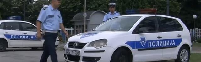 BMW beogradskih tablica uleteo u banku: Karambol u Tesliću (FOTO)