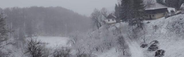 Obeleo ovaj kraj Srbije: Sneg prekrio krovove