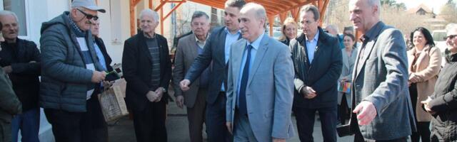 Ministar Krkobabić: Obnovljen Dom kulture u Markovici i susret sa tročlanom porodicom Peјica