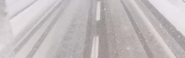 Sve je zavejano! Sneg prekrio i puteve: Bez zimske opreme ne krećite ka ovim delovima Srbije