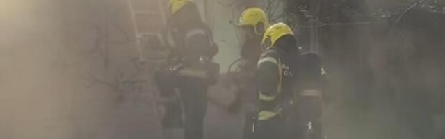 Meštani Limanskog parka u panici: Gusti dim prekriio naselje, pogledajte brzu akciju vatrogasaca! (VIDEO)