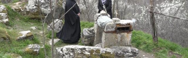 „Šuplji kamen“ postao simbol vere: Zahvaljujući ovoj legendi svake godine privlači sve više vernika (FOTO)