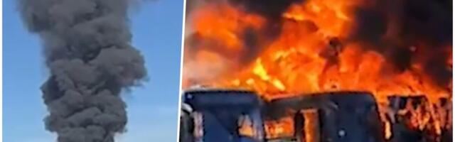 SKORO 30 AUTOBUSA IZGORELO U POŽARU, GUSTI CRNI DIM PREKRIO GRAD! Sprovedena HITNA evakuacija, vatrogasci u smrtonosnom klinču sa vatrenom stihijom (FOTO)