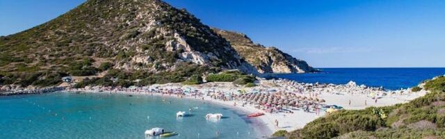 „Moram li da unajmim dete da ne bih izgoreo?“ Turisti besni zbog novog pravila na Sardiniji, zabranili suncobrane skoro svima!