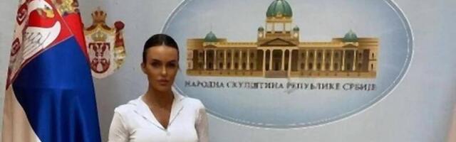 Digla se prašina zbog  devojke koja je u Skupšinu došla u uskom kombinezonu, ali najgore je to što su svi mislili da je ona poslanica