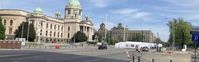 Ćacilend se širi? Montažni objekti niču ispred Skupštine pred jesenje zasedanje