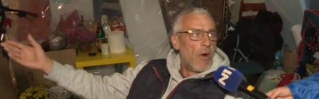 Žandarmerija odgurnula Novosađane, koji podignutih ruku stoje kraj autobusa Milomira Jaćimovića