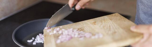 Ovako se pravilno dinsta luk bez ijednog mirisa u kući: Jelo bude gusto i bez zaprške