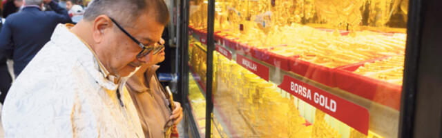 Турци у редовима чекају да купе злато и сребро