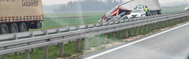 Prvi snimak nesreće na putu Šabac-Loznica: Kamion sleteo s puta, policija na terenu (VIDEO)