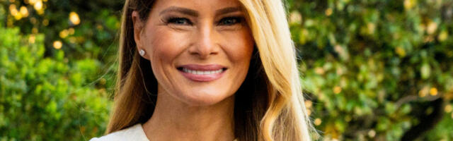 IZGUŽVANA HALJINA Melanije Tramp pokrenula lavinu komentara: Stajling koji je podelio svet i zaustavio sve poglede (GALERIJA)