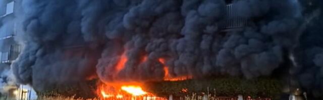 SNIMAK STRAVIČNOG POŽARA KOJI JE PROGUTAO STAMBENU ZGRADU: Pogledajte kako vatra uništava sve pred sobom, stanari evakuisani - DRAMA U GRACU (VIDEO)