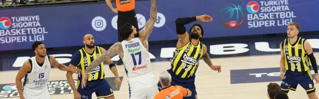 Ludnica u Istanbulu: Efes prosuo 18 razlike u derbiju protiv Fenera, pa izgubio u dramatičnoj završnici