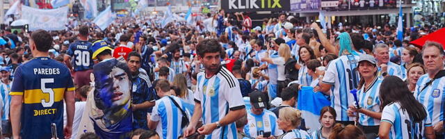 NJUJORK SE PRETVORIO U BUENOS AJRES: Nepregledne kolone navijača Argentine okupirale centralne ulice "Velike jabuke" pred finale