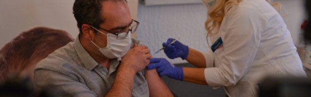 DOKTOR SRĐA JANKOVIĆ PRIMIO VAKCINU PROTIV KORONE! /Foto/