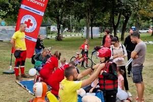 Скоро век и по волонтери Црвеног крста стижу до људи у невољи