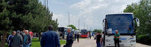 Za Beograd: Više hiljada vranjskih naprednjaka krenuli na Vučićev miting FOTO/VIDEO