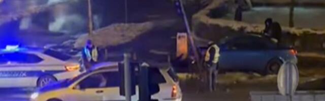 Auto se zakucao u semafor, stvaraju se gužve (VIDEO)