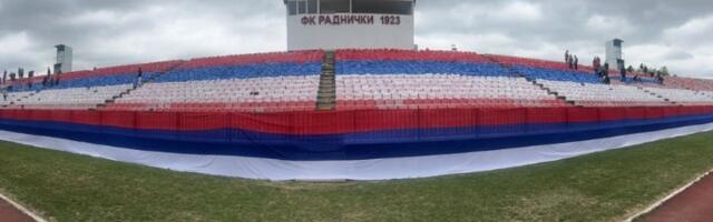 Spektakl u KG: Ceo stadion "trobojka", padobranci (VIDEO)