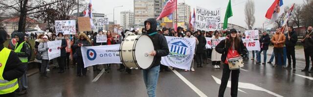 "Hiljade ljudi na ulicama": Glas Amerike o protestu u Kragujevcu