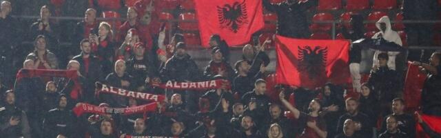Sramno, neviđen skandal na Kosovu! Albanski navijači palili srpsku zastavu usred utakmice! (FOTO)
