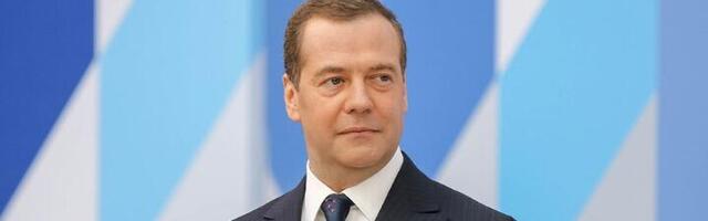 "Zeleni neobrijani kreten": Medvedev izvređao Zelenskog
