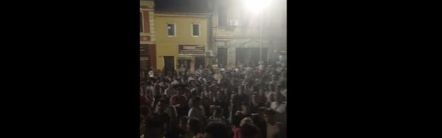 Umesto na matursko veče, maturanti došli ispred suda u Užicu (VIDEO)